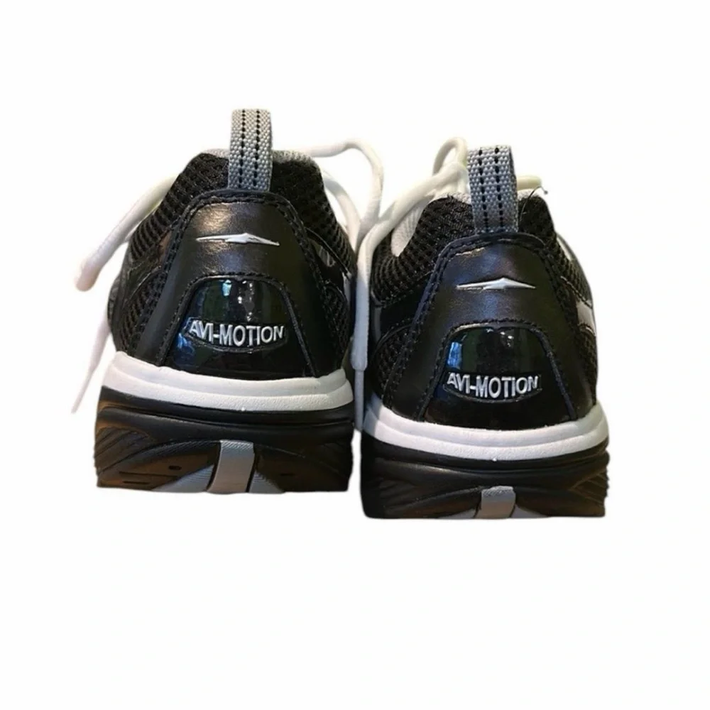 NWOT Avia Black and White Avi-Motion Archrocker Sneaker Sz 8